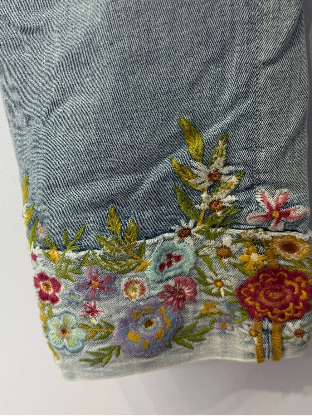 Driftwood Colette floral embroidered jeans. Size 29. Excellent condition! - Picture 4 of 8
